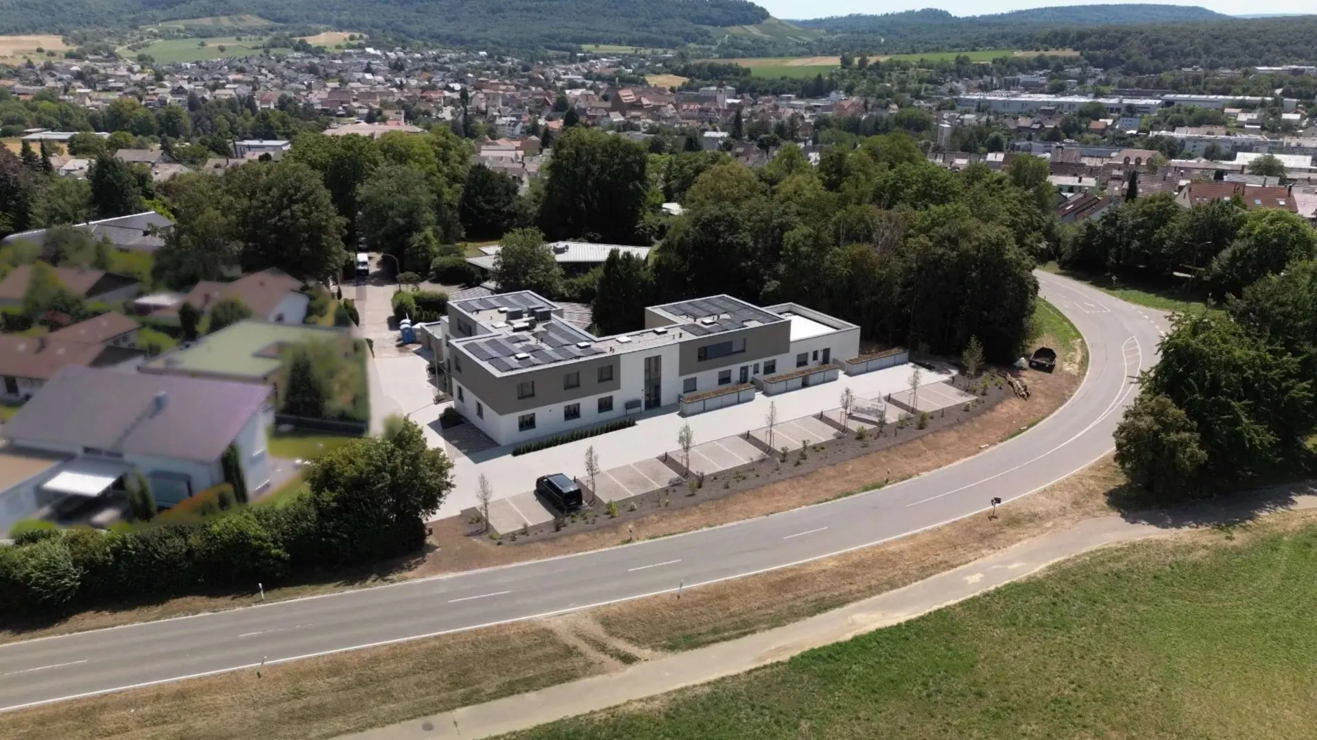 Das fertiggestellte Wohnensemble am Ortsrand von Knittlingen mit Blick über den Ort und den Kraichgau
